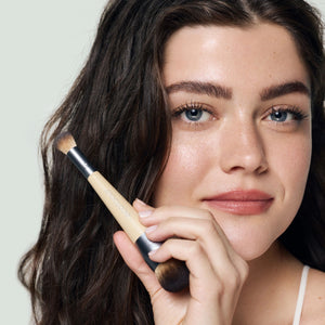 Dual-ended concealer brush with beige handle and soft brown bristles