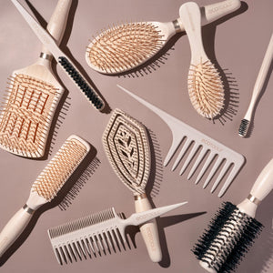 Double-sided hair comb set with two comb ends and ergonomic white handle